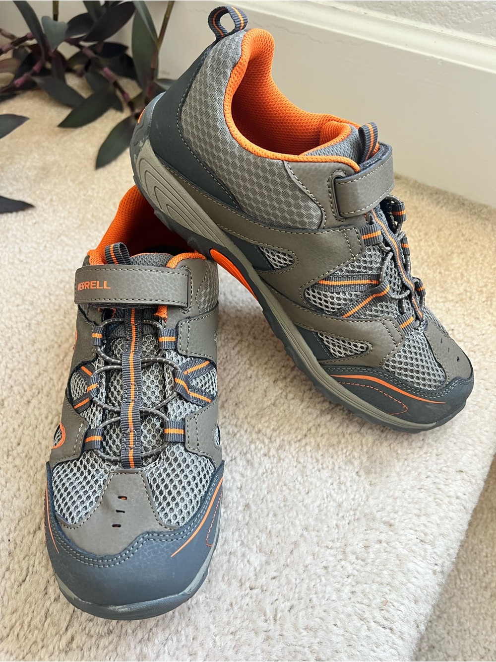 Merrell Women’s Grey and Orange Hiking Sneakers 7M Trail Chaser NWOT Outdoors